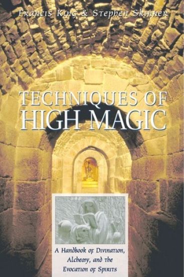 Techniques of High Magic: A Handbook of Divination, Alchemy, and the Evocation of Spirits – Francis King, kirjan kansikuva