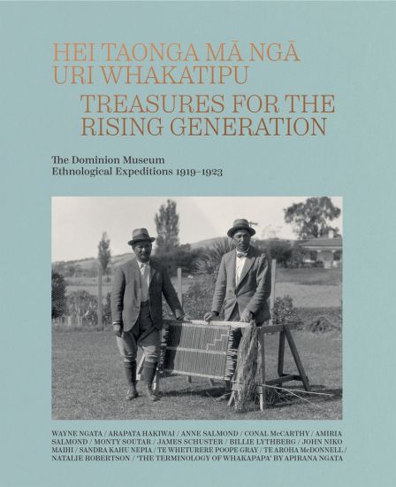 Hei Taonga Ma Nga Uri Whakatipu – Wayne Ngata, kirjan kansikuva