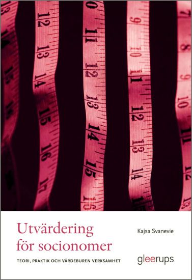 Utvärdering för socionomer : teori, praktik och värdeburen verksamhet – Kajsa Svanevie, kirjan kansikuva